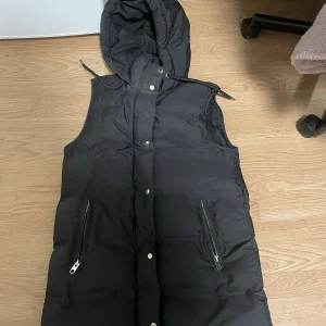 Väst från zara - En längre väst från zara i storlek XS. Använd fåtal gånger. Fint skick