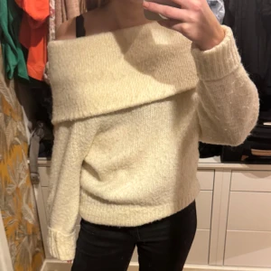 Beige/vit offshoulder stickad tröja - Mysig beige stickad tröja med offshoulder-design. Säljer då den inte kommer till användning🤗