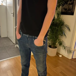 Blå jeans från Replay Anbass - Tjena! Säljer dessa schyssta Replay Anbass jeans med stretch i strl 29/32, perfekta för en stilren look. Skick 9/10 då dem användits men inte mycket. Nypris 1500kr o skriv för mer frågor✨