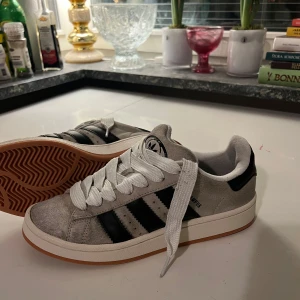 Adidas Campus 40 - Snygga Adidas campus i storlek 40, använda fåtal gånger och är i bra skick💫💕