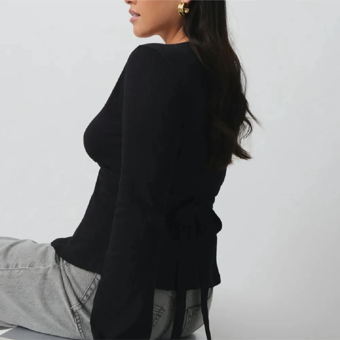 Svart ribbad omlottopp med knytning i ryggen - 91