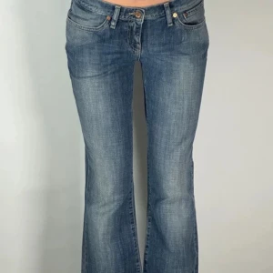 Blå lågmidjade jeans från Big Star - Snygga blå jeans från Big Star i storlek S. Raka och lågmidjade. Fint skick.                                             Mått: midjemått:39 cm Innerbenslängd:74 cm🩷