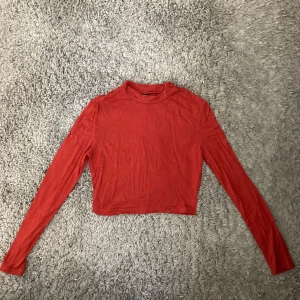 Röd Croppad halvpolo - Croppad röd långärmad halvpolo i strl S. Toppen är begagnad men i gott skick. Meddela gärna för eventuella frågor! :)