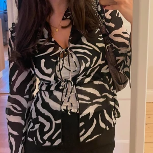 Zebra topp  - Zebra mönstrad knytblus i storlek XS. Endast använd 2-3 gånger så i fint skick.  