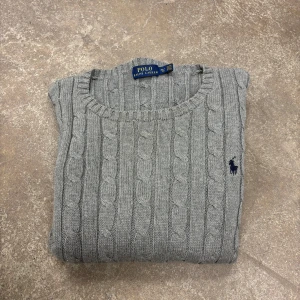 Vintage Ralph Lauren Cable Knit Tröja Tjocktröja Stickad Crewneck Hoodie Old Money Grisch Polo  - Mycket bra skick