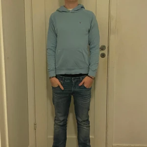 Ljusblå hoodie från GANT - Säljer en ljusblå hoodie från GANT. Den har en klassisk design med huva och långa ärmar. Perfekt för en avslappnad stil. Storlek 158/164 eller 13-14 år nypris 899 säljer för 150 skick 9.5/10! Hör av dig vid intresse