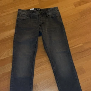 Jack&Jones jeans - Trendiga jack&jones jeans Slim/Glenn, aldrig använda testade 1 gång men dem va för små. Mörk grå är färgen, Strl W30-L30, Hör av er ifall ni har frågor eller är intresserade 