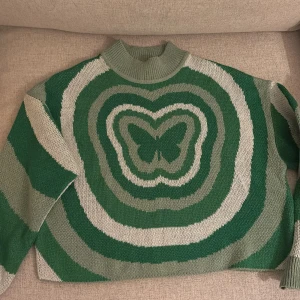 grön fjäril stickad tröja, green cropped butterfly sweater  - butterfly cropped sweater in green and white. fits like a size M