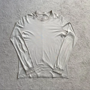 Rick Owens Longsleeve - Säljer min stilrena tröja från Rick Owens till ett behagligt pris! | Size: 48, sitter som en stor S eller liten M. | Skick: 7/10, några små hål men de syns inte när den används! | OG tags medföljer vid köp. | Nypris: $420, mitt pris: 699kr + frakt 🫨 | Fler bilder finns!