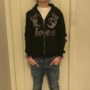 Svart hoodie från aim for the moon - Säljer en svart hoodie från Aim for the Moon med tryck på framsidan. Skick 9/10 använt ca 3 gånger! Nypris runt 900-1000 säljer för 350, Hör av dig vid intresse! 