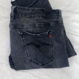 Replay Luz Jeans  - Snygga svarta Replay jeans med en klassisk femficksdesign och diskret logga på bakfickan. Jeansen har en modern passform och är perfekta för en stilren look. De är tillverkade i ett slitstarkt material som ger en bekväm känsla hela dagen. Modellen Luz. W31 L32