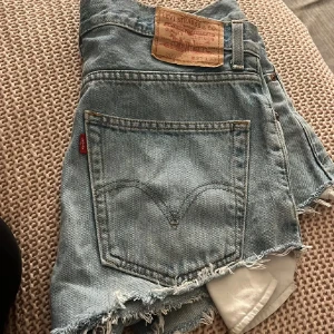 Levis shorts - Låg midjade Levis shorts i bra skick