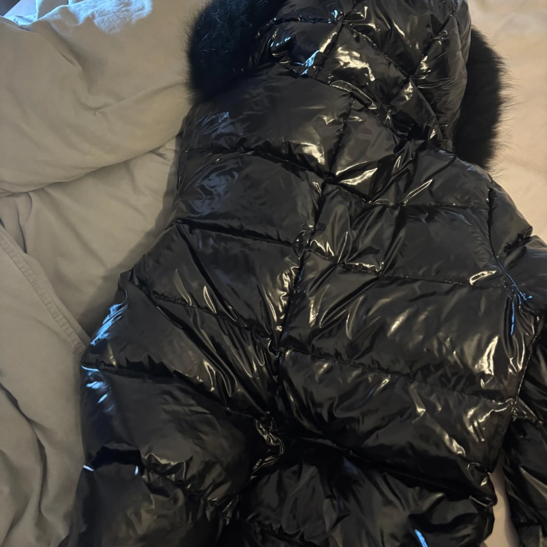 Svart dunjacka med pälskrage - 91