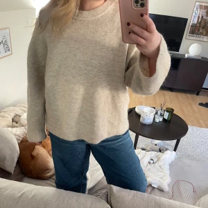 Beige stickad tröja - Mysig beige stickad tröja med rund hals och långa ärmar. från ginatricot och deras premium quality collection 