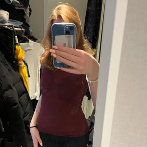 Vinröd topp - Snygg vinröd topp, använd fåtals gånger inga defekter eller liknande skriv för frågor🩷Den är i storlek L men är som en S.