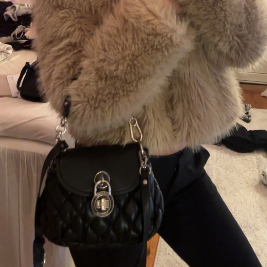 Svart quiltad axelväska - 90