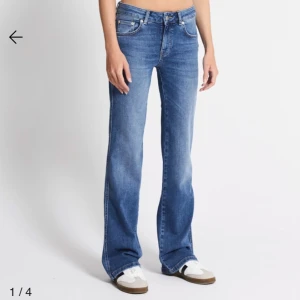 Blå bootcut jeans - Snygga blå bootcut jeans med låg midja och klassisk femficksdesign. Perfekta för en avslappnad stil. De har en dragkedja och knapp framtill. storlek XS shortlength, bara att höra av sig om man vill veta något! bra skick.