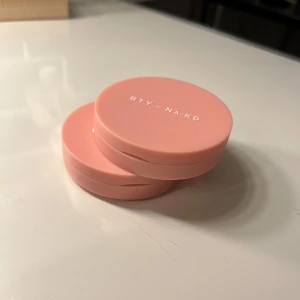 Hoghlighter - Säljer två stycken olika highlighters ifrån nakd. Hör av er vid funderingar!