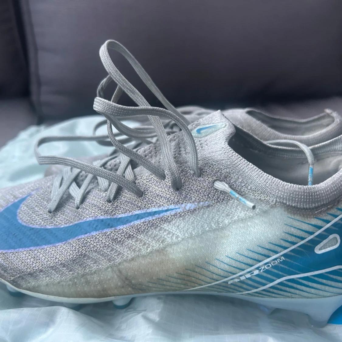 Nike fotbollsskor med blå detaljer använda i tre månader  - 91