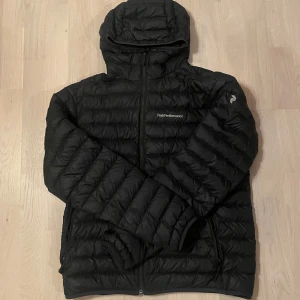 Peakperformance jacka - En snygg och skön svart dunjacka från Peak performance i storlek L. Jackan är perfekt för både vinter, höst och vår. Den är i mycket bra skick eftersom att den använts sparsamt. Jackan köptes för 1899kr och säljs pågrund av för liten. Hör av er vid frågor!🤝🔥