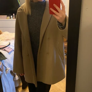 Beige blazer - En jättefin Oversized beige blazer/kappa från Nakd! Köpt för ungefär två årsedan, väldigt varm o skön. Nypris 899kr