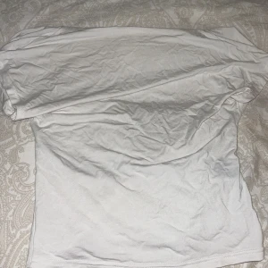 Vit topp med öppen rygg från Shein - Säljer en vit topp med öppen rygg från shein! Säljer då den är rätt genomskinlig😌Toppen är använd fåtal gånger!