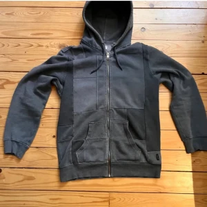 Grå hoodie från Diesel - Säljer en grå hoodie från Diesel med dragkedja och fickor framtill. Den har en mysig fodrad insida och långa ärmar. Perfekt för kyliga dagar!