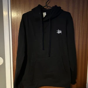 Stüssy hoodie - Säljer en svart hoodie från Stüssy inköpt i London för 1000kr väldigt sparsamt använd ca 5 gånger