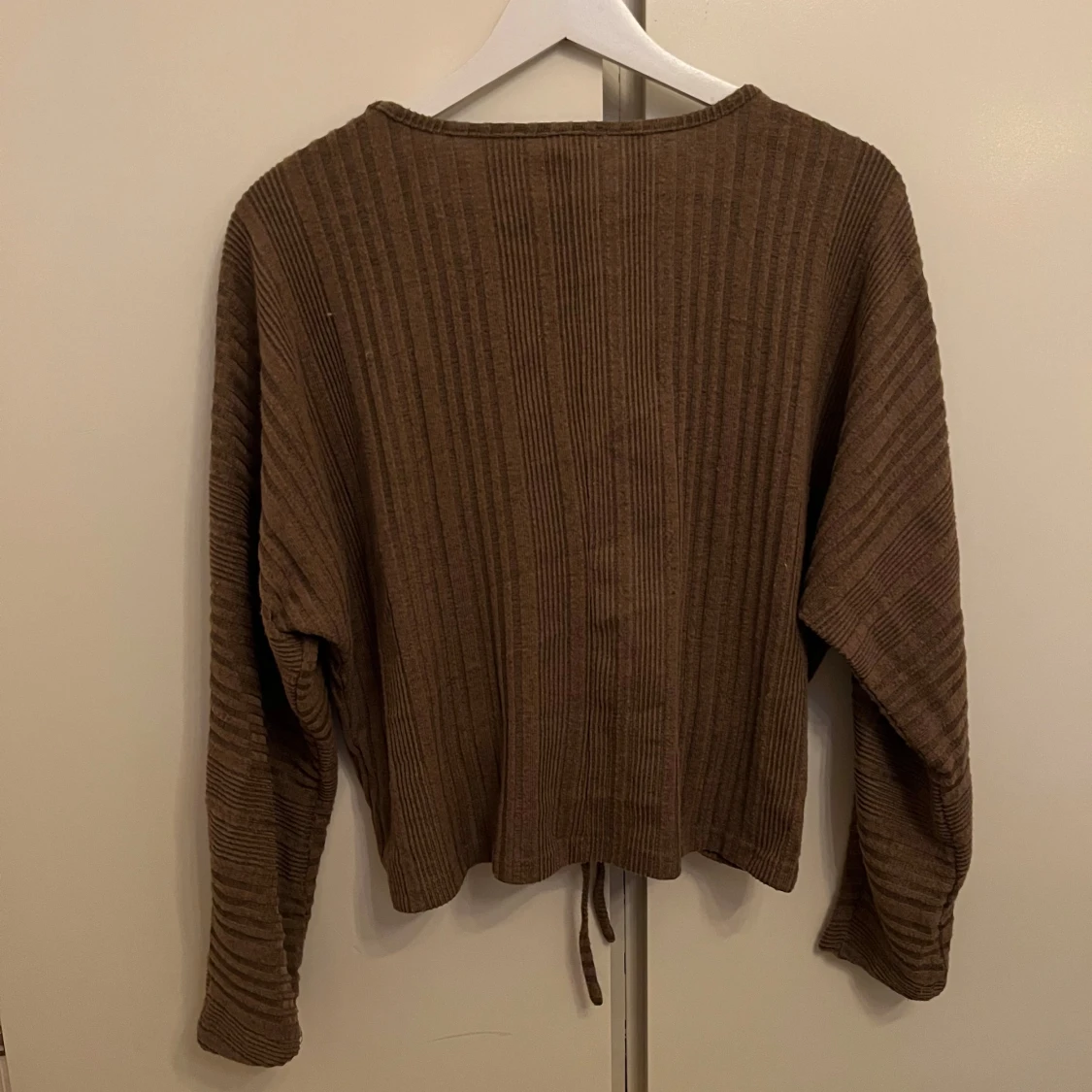 Brun ribbad tröja med knyt - 91