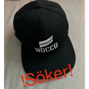 Söker svart keps från NOCCO -  Söker Snygg svart keps från NOCCO med vit broderad logga framtill. Perfekt för en sportig look eller casual stil. Justerbar passform för optimal komfort.