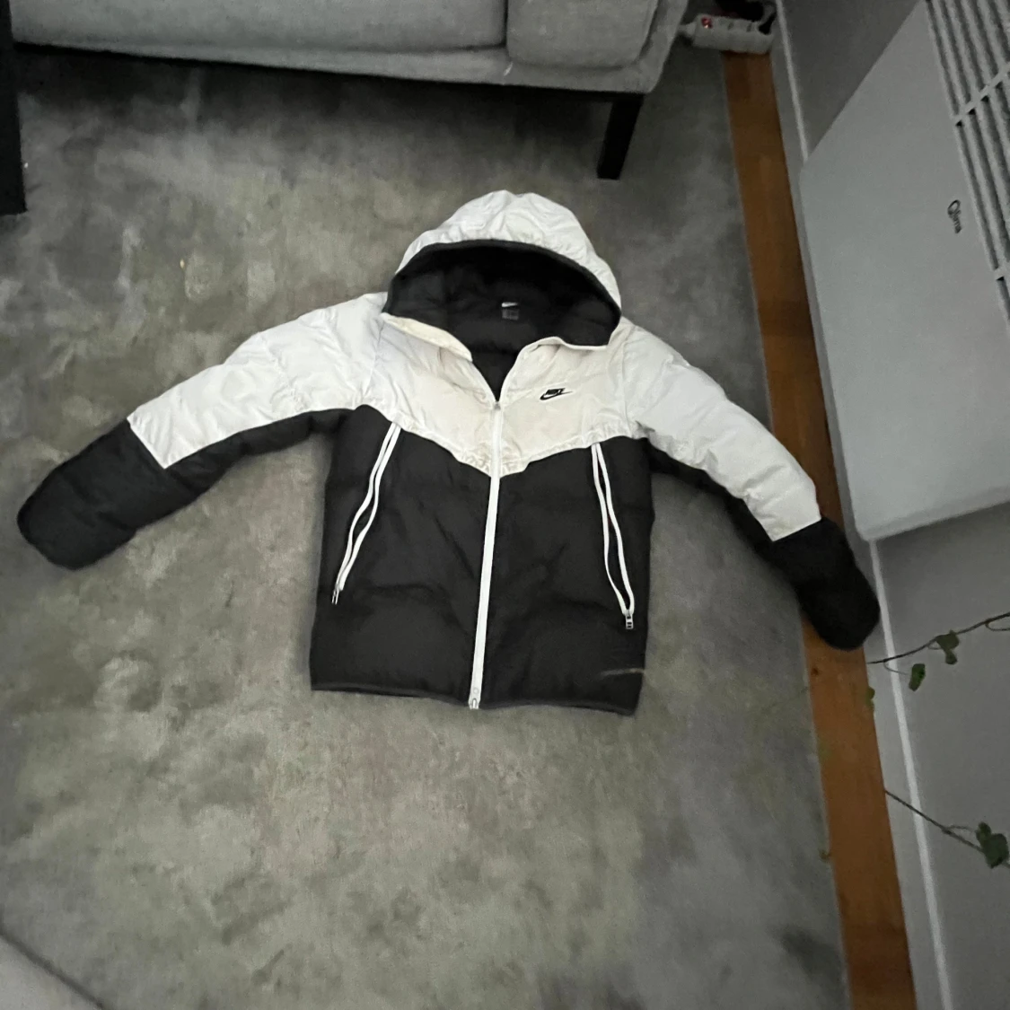 Svart och vit dunjacka från Nike