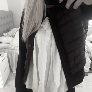 Moncler liknande cardigan - Snygg mörklila/vinröd dunjacka/cardigan i mycket bra skick. Jackan har långa ärmar och ribbade muddar. Storlek 34 men passar 36/S. Moncler liknande cardigan. Köpt för 1000kr.