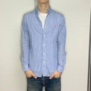 Ralph Lauren skjorta  - Ralph Lauren skjorta | Skick: 9/10 | Strl M | Pris - 549 | Fraktar via Postnord eller Instabox på köparens bekostnad | Hör av dig vid minsta fråga eller fundering//CL