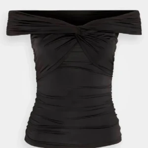 Off shoulder topp - Jättefin topp som inte kommer till användning. Toppen är från bikbok och har använts två gånger, skriv om det finns några frågor!❤️