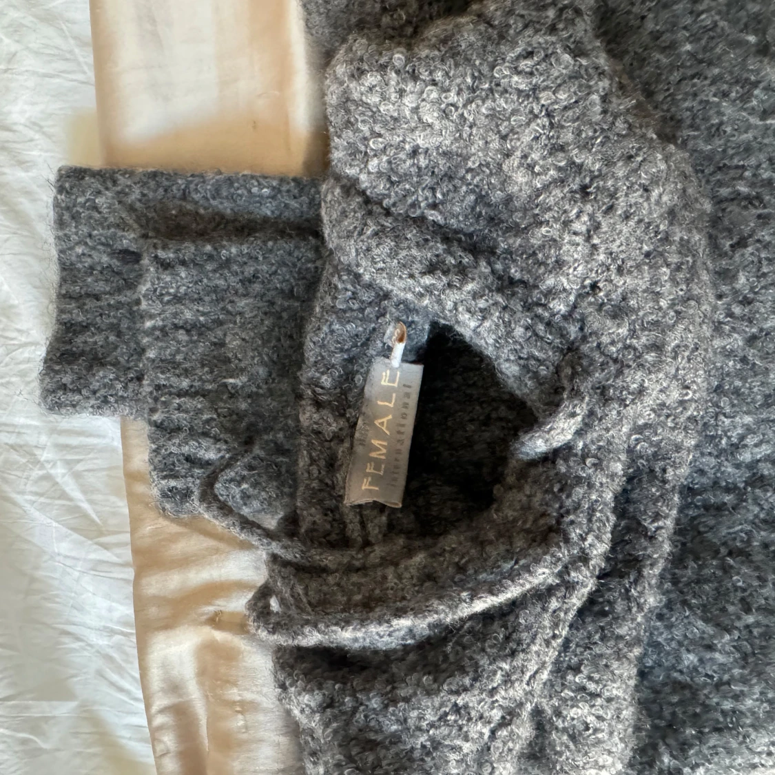 Grå stickad hoodie - 93
