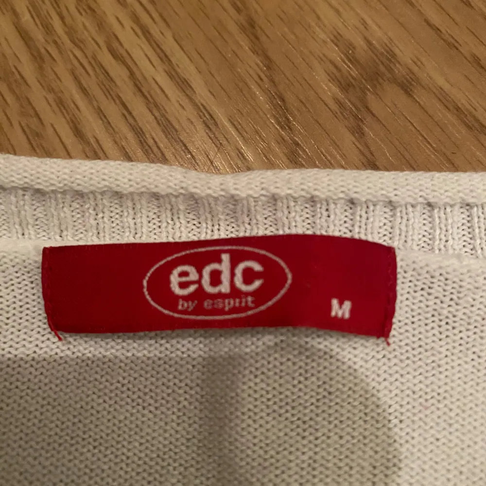 Säljer en stilren vit tröja från edc by Esprit i storlek M. Tröjan har en v-ringad hals och långa ärmar med ribbade muddar. Perfekt för en avslappnad look.. Neuletakit & Villapaidat.