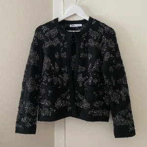 Glittrig kofta zara  - Så fin kofta från zara med glitter-detaljer! Storlek M men sitter mer som en S 