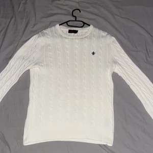 Vit tröja från morris - säljer en snygg långärmad tröja från morris i nästan helt ny skick