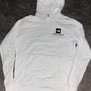 North face hoodie - - aldrig använd - inga skador - inga fläckar eller märken - Storlek S också tveka inte på att skriva vid frågor eller funderingar👊🏼 ‼️gör också meetups‼️