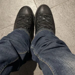 Balenciaga arena high INTRESSEKOLL - Intressekoll på mina arenas! Vill egentligen inte sälja för älskar dem men kan släppa för rätt pris. Modellen är black python vilket är en av dem sällsyntare med ormskinn material! Dessa går storlek 42 på vestiaire för 4500 så tänker mig 4000 då dem är sällsynta och är i mycket bra skick! Skriv vid frågor