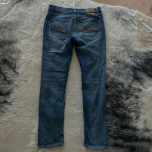 Nudie jeans, slim - Nudie jeans i slim/skinny passform. Storlek 31,32 passar läng mellan 178-184.  Hör av dig vid frågor eller funderingar. MVH. Båstad pluggen.