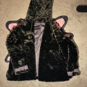 Päls jacka - Tjej jacka men själv använt den som kille. Inget fel med den. Står storlek 152 men skulle säga att den är en stor del större. Jag är 179 och den är liten bit under min rumpa. Och armarna kan vikas in o ut beroende på om man vill att det ska vara längre eller kortare. Om man vill ha den som en lång rock funkar det också. 