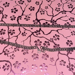 Silverfärgat halsband - Snyggt silverfärgat halsband med en klassisk kedjedesign. Perfekt för att ge en stilren touch till din outfit. Kedjan är robust och har en elegant glans.