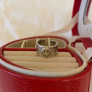 Justerbar ring silver silverfärgad  - Har en 925 stämpel men är inte säker på om det är silver, skulle gissa rostfritt stål då den inte oxiderat vid användning 