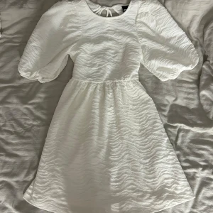 Gina tricot klänning - Säljer den här gulliga klänningen från Gina tricot pågrund av att den inte kommer till användning! Perfekt till sommaren!❤️