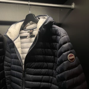 COLMAR JACKA - En riktigt snygg jacka från Colmar. Säljer då den ej används. Jackan är i gott skick (8,5-9/10). Nypris ca 3k, säljer för 1099kr. Storlek 48 (S/M)