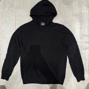 Oscar Jacobson Cashmere blend Hoodie  - Schysst cashmere bland Hoodie i gott skick, använd men fortfarande fint skick, har en liten reparation på armen men inget som syns eller märks, storlek L men sitter mer som M, nypris 1500, skriv vid funderingar 