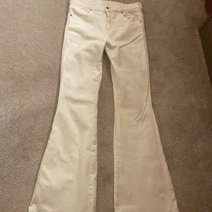 Vita bootcut jeans - Vita bootcut jeans som inte kommer till användning. Har en jätteliten fläck bak som inte syns💕
