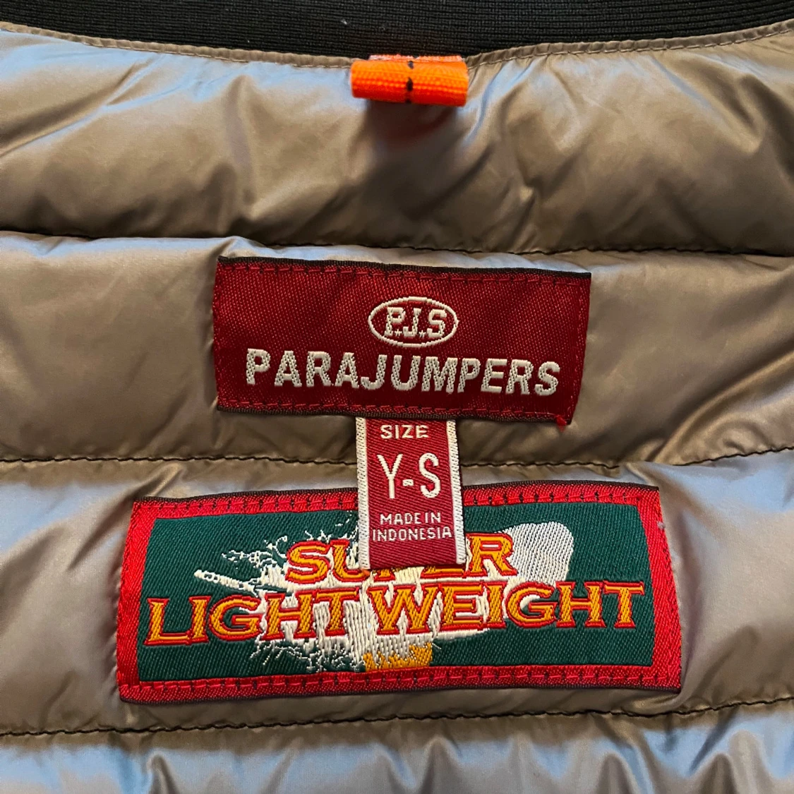 Svart dunjacka från Parajumpers möts Odenplan  - 2