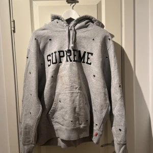 Supreme Hole Hoodie  - Condition 5/10 (saknar en metall ring på höger framsida) Nypris: 4500. Säljs för: 499